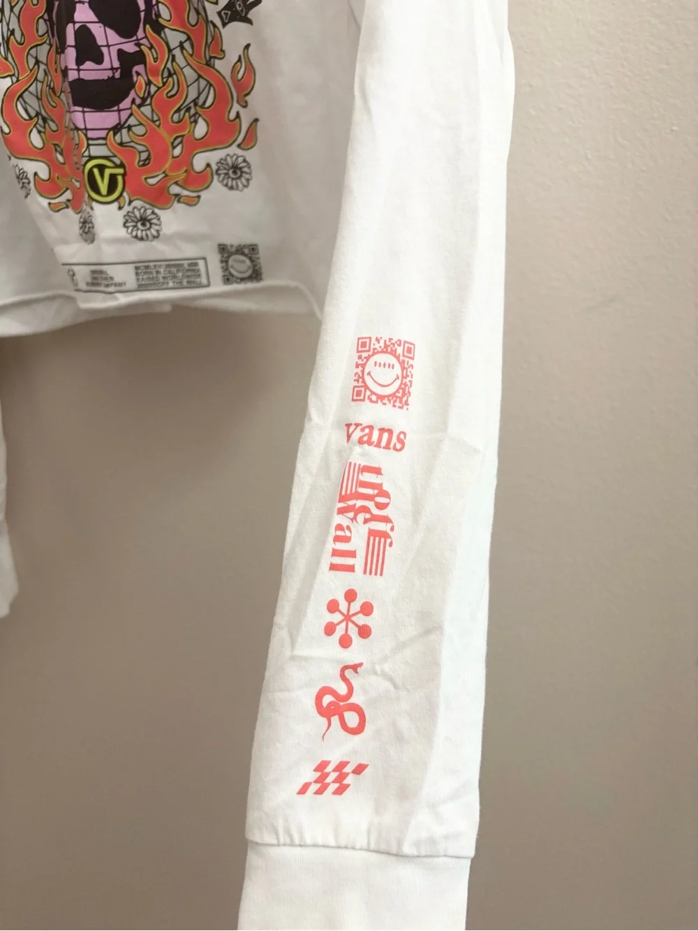 5/$15 🩷 Vans White Cropped Long Sleeve Tee with Pink & Orange Skull Graphic - Picture 6 of 8